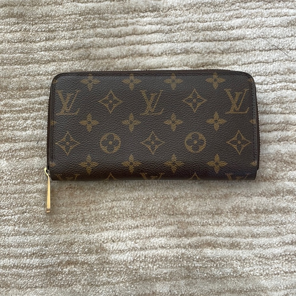 AUTHENTIC Louis Vuitton Monogram Zippy Wallet